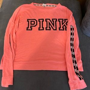 Im selling this PINK sweatshirt size L